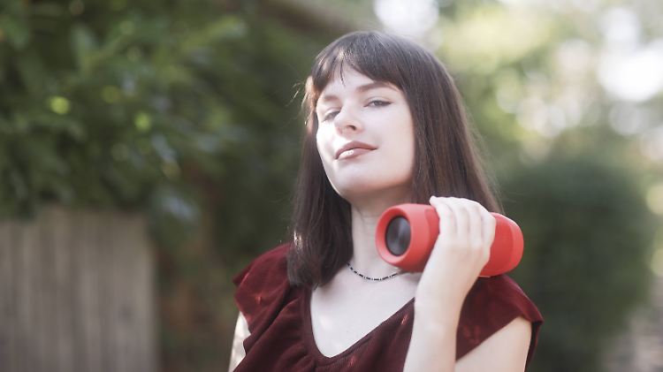 Bluetooth-Lautsprecher für unterwegs sollten einen ausdauernden Akku haben und wasserdicht sein.