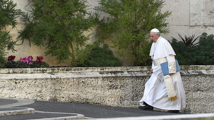 Papst Franziskus auf dem Weg zum Missbrauchsgipfel im Vatikan: Die im Februar  versprochenen Reformen lassen seitdem auf sich warten. 