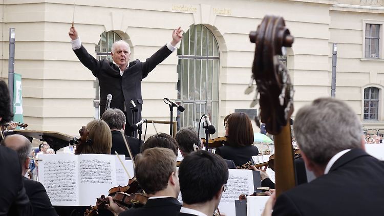 Barenboim musiziert jährlich gratis vor der Staatsoper für alle Berliner undbesucher der Hauptstadt.