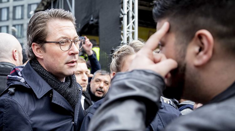 Nicht einverstanden zeigt sich dieser Taxi-Fahrer mit der Uber-Reform von Minister Scheuer. 