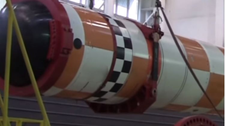 Die russische Atom-Drohne "Poseidon" hängt an einem Kran.