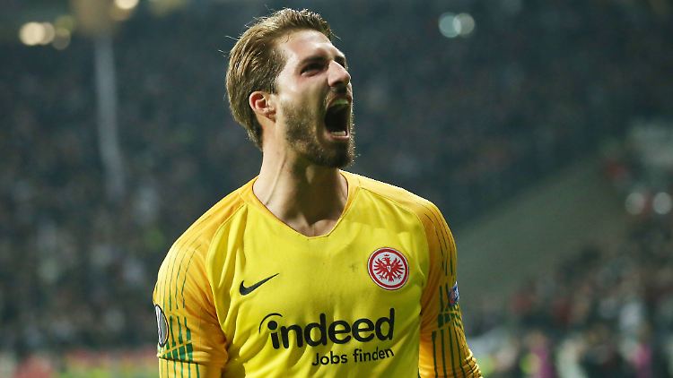 Eintracht-Torwart Kevin Trapp freut sich über den Achtelfinal-Einzug.