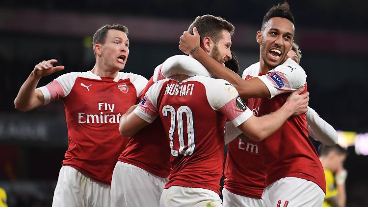 Pierre-Emerick Aubameyang (rechts) beglückwünschte seinen Teamkollegen Shkodran Mustafi zum Tor.
