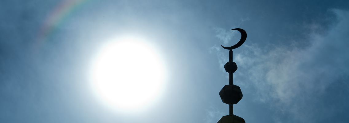 Der Halbmond auf dem Minarett der Abubakr-Moschee in Frankfurt am Main.