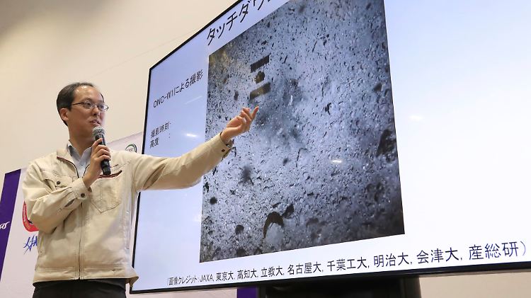 Wissenschaftler Yuichi Tsuda erklärt Journalisten den Verlauf der Landung der "Hayabusa2". 