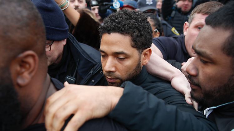 Jussie Smollett beim Verlassen des Gerichtsgebäudes.