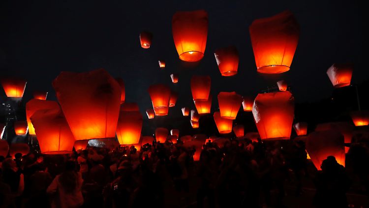 Solche in Deutschland verbotenen "Himmelslaternen" waren vermutlich die Brandursache.