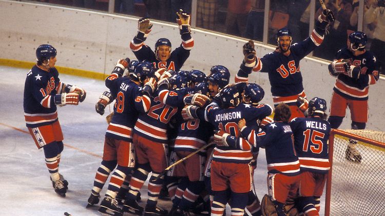 "Do you believe in miracles?" Das amerikanische Eishockeyteam schlägt in der Finalrunde bei den Olympischen Spielen in Lake Placid 1980 den übermächtig scheinenden Gegner aus der UdSSR.