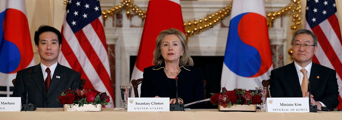 Strategische Partnerschaft: Clinton mit den Amtskollegen Kim (re) und Maehara.