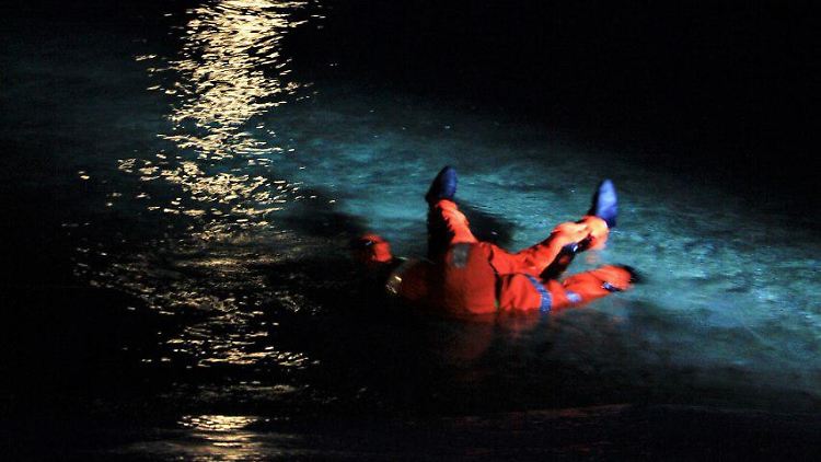 Auf eiskaltem Tauwasser testen Forscher schon mal die Ausrüstung. 