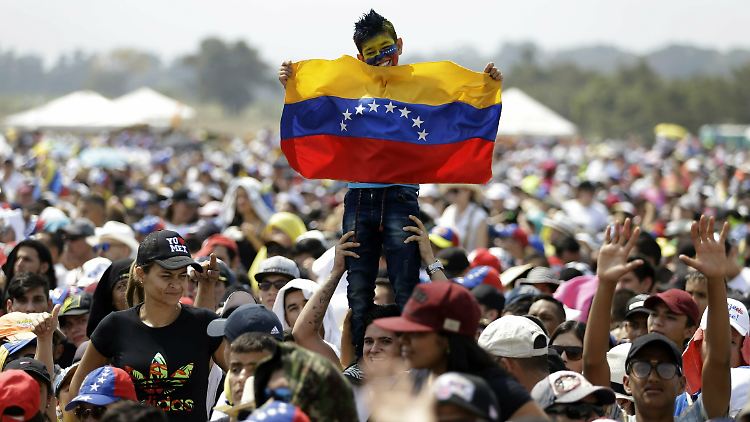 Tausende Menschen sahen sich in Kolumbien das Benefizkonzert "Venezuela Aid Live" an.
