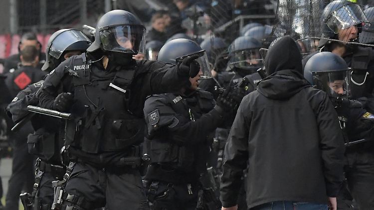 War der Einsatz der Polizei vor dem Europa-League-Spiel der Frankfurter Eintracht gegen Donezk verhältnismäßig?