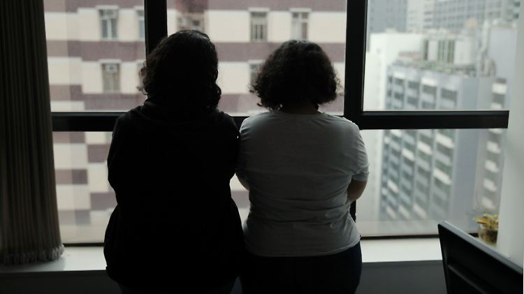 Die beiden Schwestern fürchten sich vor ihrem Vater und ihren Brüdern. 
