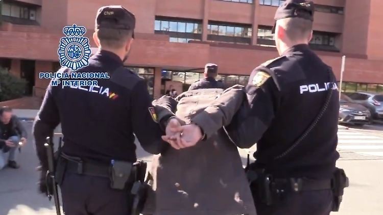 Polizisten führen den 26-Jährigen geständigen Kannibalen ab.
