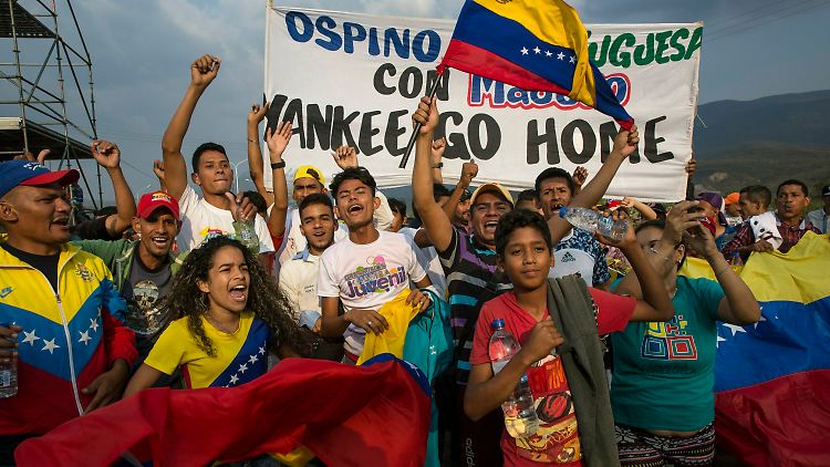 In Ureña findet derzeit auch ein dreitägiges Musikfestival für Anhänger der Regierung statt. Motto: "Hände weg von Venezuela".