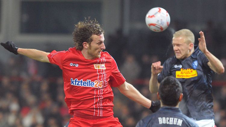 Der Berliner Dominic Peitz (l) und der Bochumer Kevin Vogt kämpfen um den Ball.