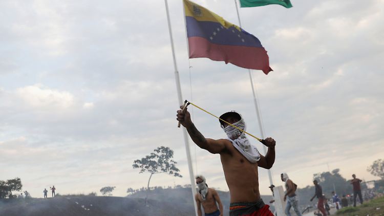 An der Grenze zwischen Venezuela und Brasilien stehen sich Demonstranten und venezolanische Sicherheitskräfte gegenüber.