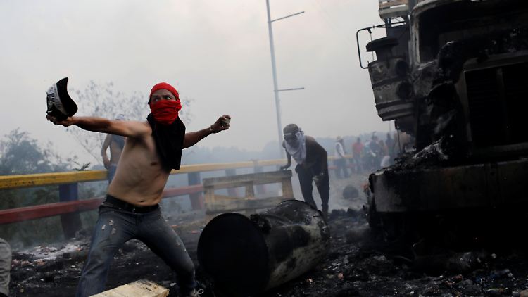 Oppositionsanhänger versuchten, mit Gewalt Hilfgüter aus Kolumbien nach Venezuela zu bringen.