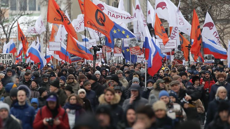 Bei der Demo in Moskau waren auch EU-Flaggen zu sehen.