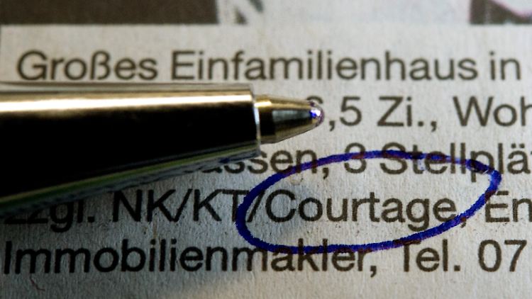 Makler dürfen künftig nicht mehr die ganze Provision einer Immobilientransaktion auf den Käufer überwälzen.