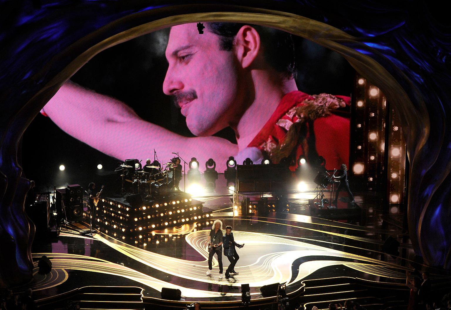 "We Will Rock You" und "We Are the Champions" hallen durch das berühmte Dolby Theatre zur Eröffnung der 91. Oscar-Verleihung. Ein passenderer Einstieg als die fulminante Show-Einlage von Queen mit Adam Lambert als Sänger hätte kaum gewählt werden können, ...