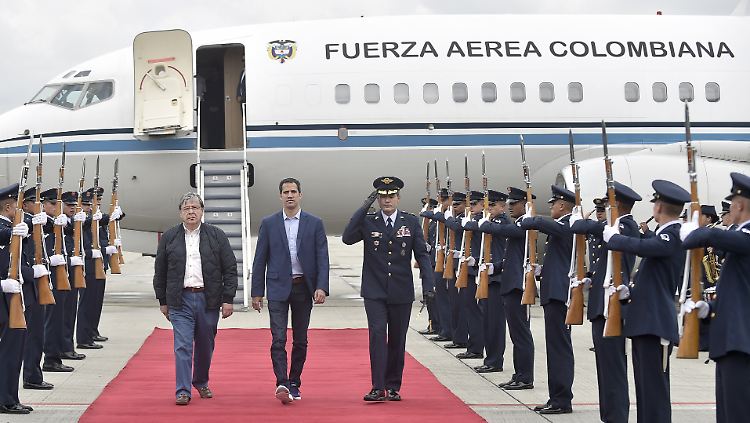 Venezuelas selbsternannter Interimspräsident Guaidó (Mitte) wurde in Kolumbien bereits in Empfang genommen.