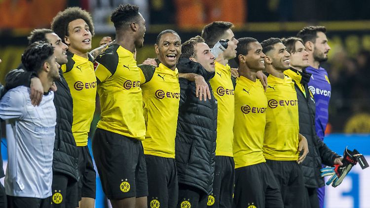Erleichterung bei den Spielern des BVB: Nach fünf Partien ohne Sieg gewinnt Dortmund gegen Bayer Leverkusen mit Ex-Coach Peter Bosz.