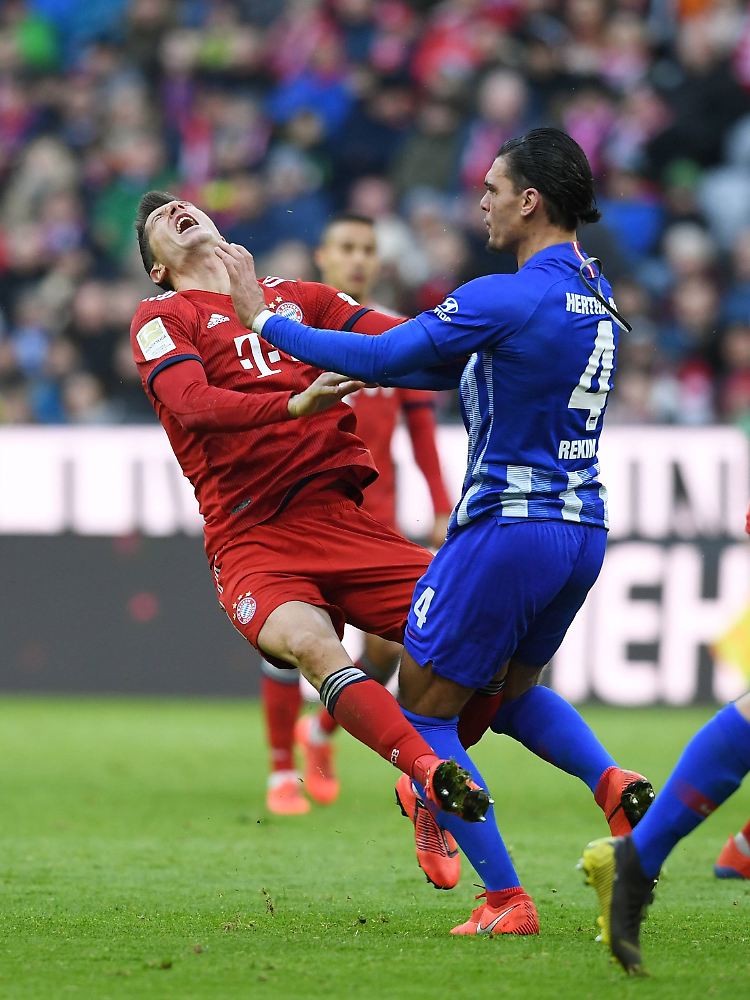 Das war geschehen: Robert Lewandowski vom FC Bayern stürzt rücklings auf den Rasen.