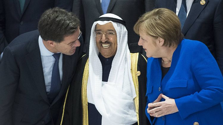 Der niederländische Premier Mark Rutte, der Emir von Kuwait, Sabah al-Ahmad al-Dschabir as-Sabah, und Bundeskanzlerin Angela Merkel beim "Familienfoto" in Scharm el Scheich.