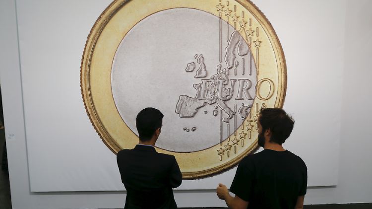 Münzdesign auf Leinwand: Auf der Kunstmesse in Köln bestaunen Besucher das Werk "Euro 2012" der dänischen Künstlergruppe "Superflex".