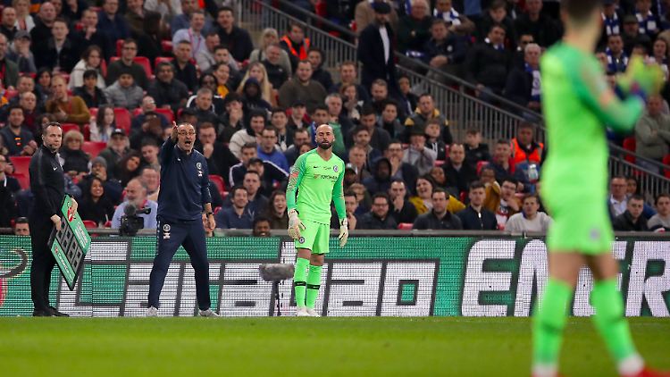 Chelsea-Coach Maruizio Sarri stand bereits mit Ersatzkeeper Willy Caballero an der Seitenlinie - doch Stammtorwart Kepa ließ sich nicht auswechseln.