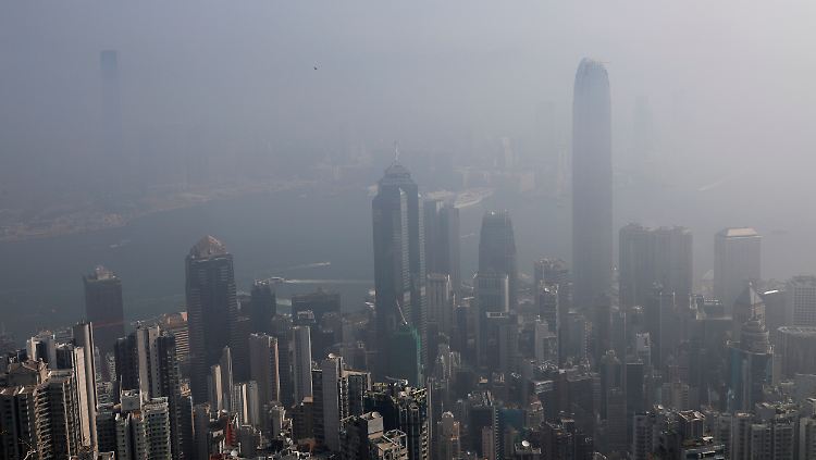 Ding Yi Feng sitzt in Hongkong.