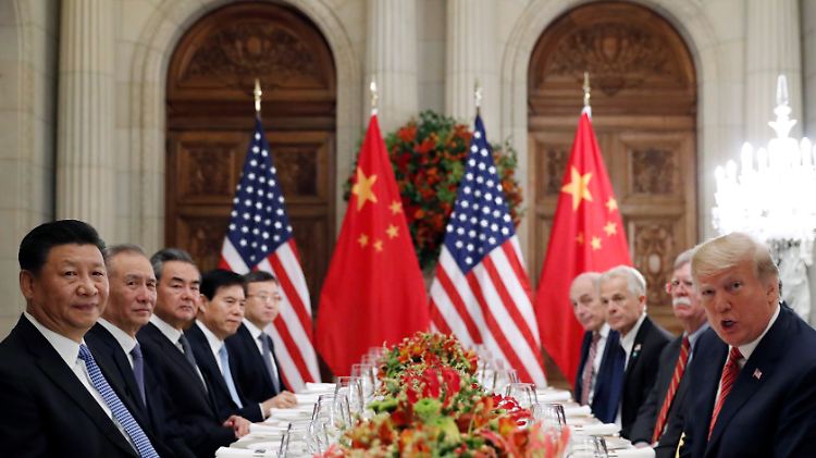 Trump (re.) hat die Frist für eine Einigung mit Präsident Xi (li.) verschoben. Beendet ist der Handelskrieg damit nicht.