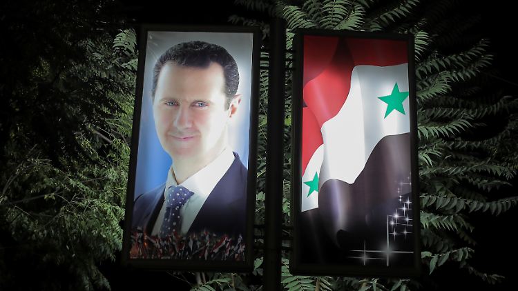 Ein Plakat des syrischen Machthabers Assad erwartet Reisende am Bahnhof von Damaskus: Mehrere Flüchtlinge, die aus Deutschland zurückkehrten, sollen verschwunden sein.