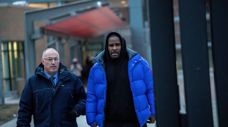 Nach seiner Entlassung aus dem Knast ging es für R. Kelly mit seinem Anwalt erstmal ins Fast-Food-Restaurant.