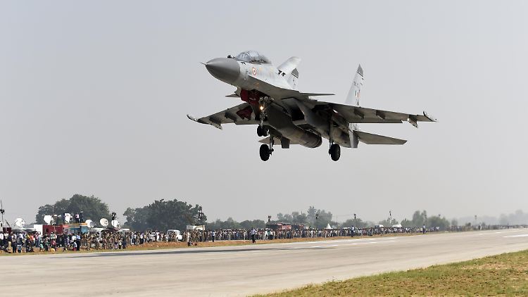Konflikt zwischen zwei hochgerüsteten Staaten: Ein Kampfjet vom Typ SU-30 MKI der indischen Luftwaffe setzt zur Landung an (Archivbild).