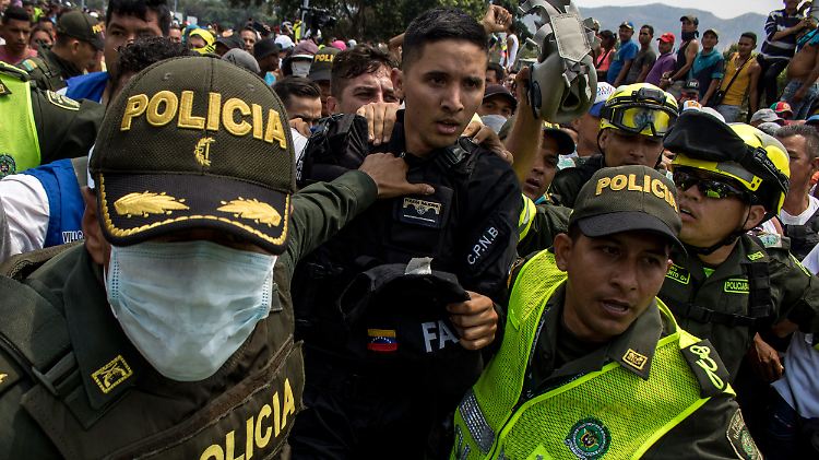 Dieser venezolanische Polizist (Mitte) desertierte am Wochenende nach Kolumbien.