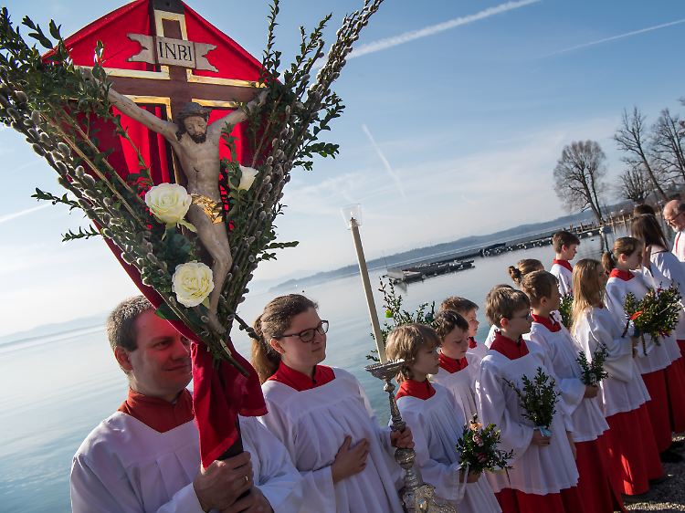 Palmprozession am Starnberger See. Mit dem Palmsonntag beginnt die vorösterliche Karwoche mit dem Osterfest als Höhepunkt des Kirchenjahrs. Christen gedenken an diesem Tag des Einzugs Jesu in Jerusalem.