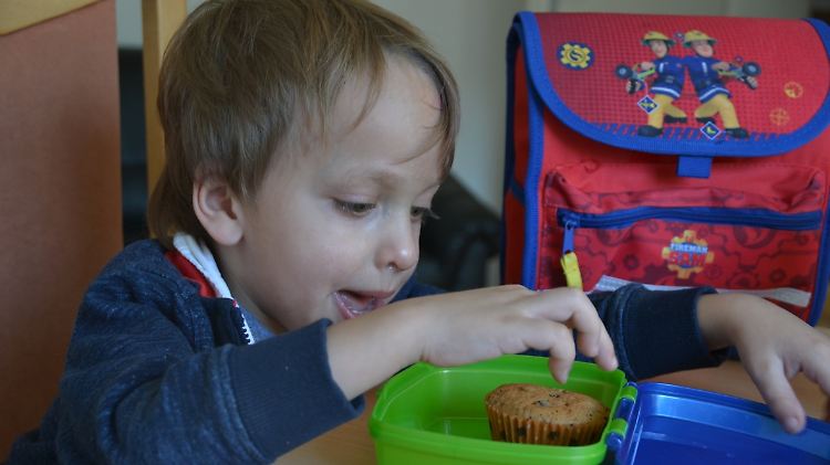 Maurice-Pascal freut sich über einen Muffin, den er beruhigt essen kann. 