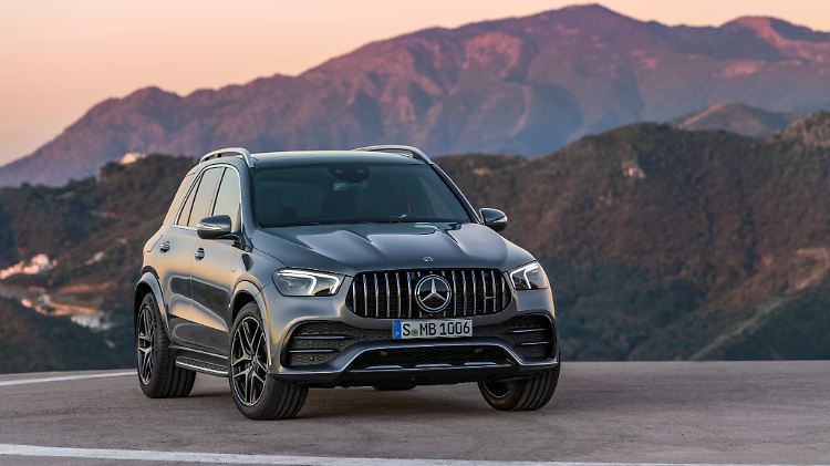 Dank des Panamericana-Grills mit seinen 15 vertikalen und verchromten Streben ist der GLE sofort als AMG auszumachen.