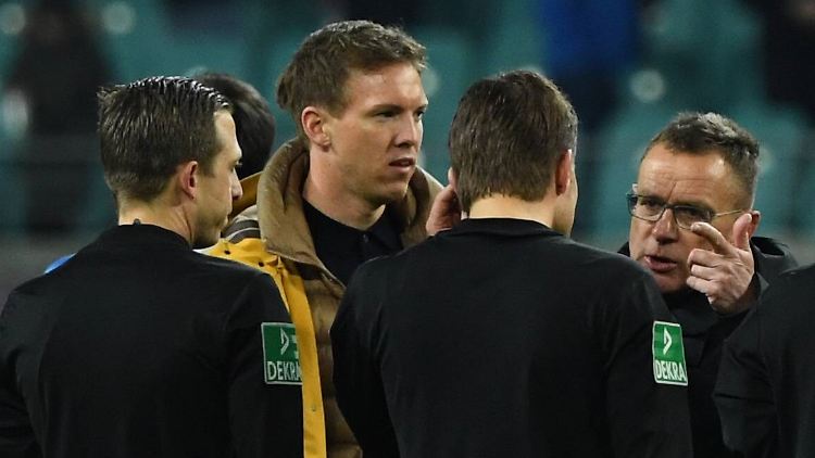 Gemeinsam beim Schiedrichter: Julian Nagelsmann und RalfRangnick diskutieren mit felix Brych und seinen Assistenten.