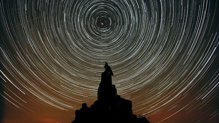 Eine stundenlange Belichtung des Fliegerdenkmals auf der Wasserkuppe in Hessen zeigt, wie die Sterne um den Himmelsnordpol kreisen.