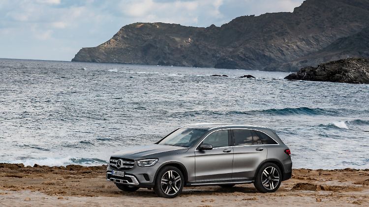 Äußerlich gab es für den GLC schmale Augen, neue Schürzen vorn und hinten und scharfe Endrohrblenden.