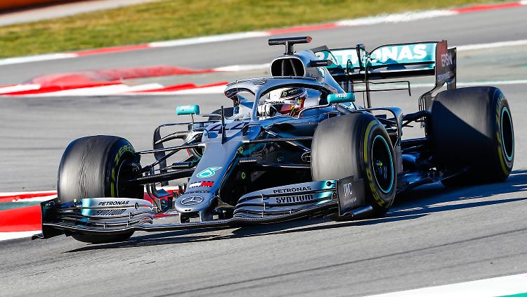 Sieht doch ganz schnittig aus: Lewis Hamilton in seinem Mercedes.