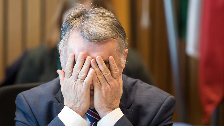 Landesinnenminister Reul muss eines Missbrauchs- und Polizeiskandals in NRW Herr werden.