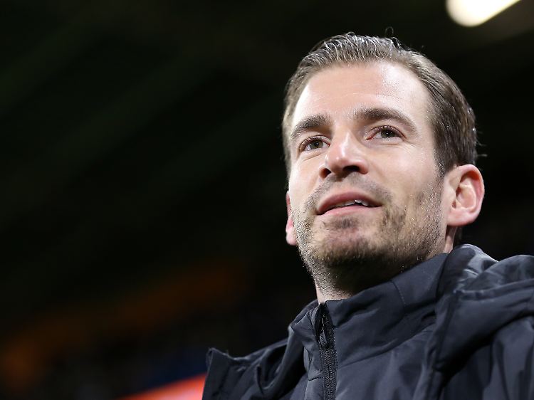 Jan Siewert feiert in der Premier League seinen ersten Sieg als Trainer von Huddersfield. Von 28 Spielen konnte das Tabellenschlusslicht aber nur drei Partien gewinnen.