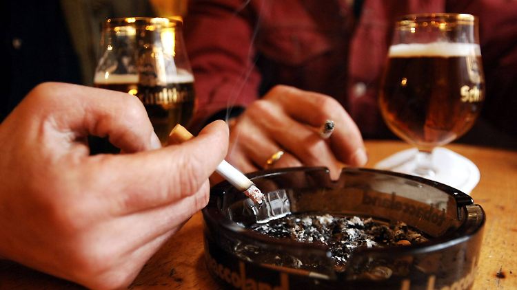 Bier und Zigarette - in deutschen "inhabergeführten Einraumkneipen" untrennbar verbunden.