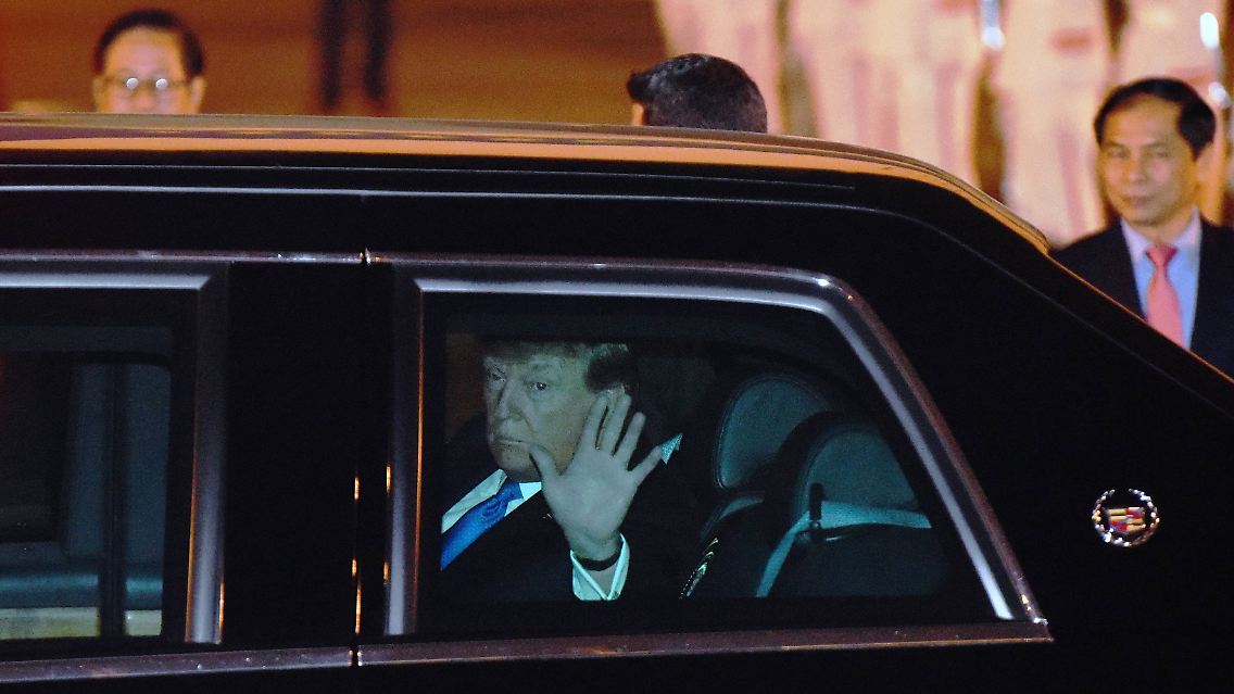 Trump grüßt aus seinem Wagen.
