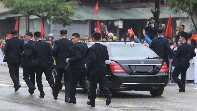 "Menschliches Schutzschild": Leibwächter neben der Limousine von Kim.