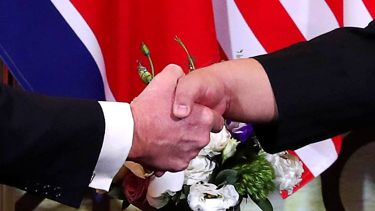 Trump und Kim begrüßten sich beim Gipfel in Hanoi mit Handschlag.